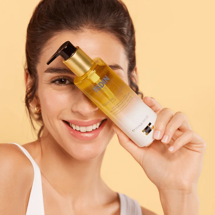 Isdin Essential Cleansing Olio Detergente Viso 200 ml
