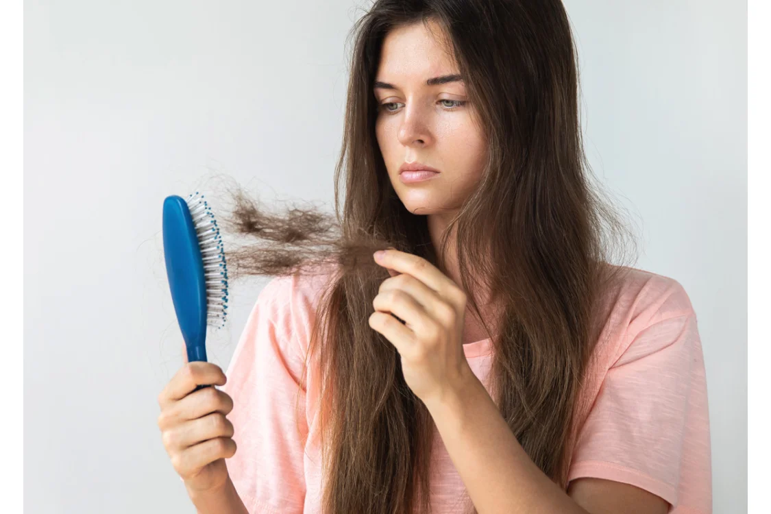 Caduta dei capelli: da cosa dipende e come contrastarla