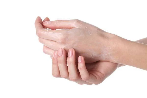Mani rovinate: guida e rimedi