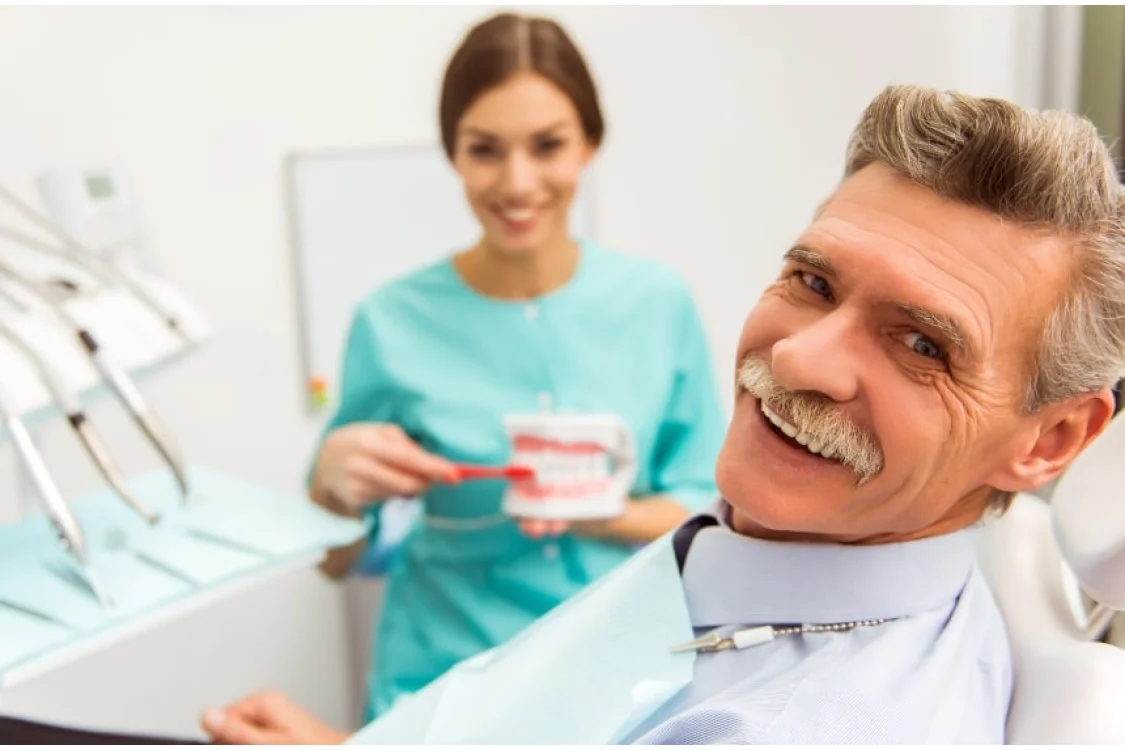 Come pulire la dentiera: la guida per una manutenzione perfetta Come pulire la dentiera: la guida per una manutenzione perfetta