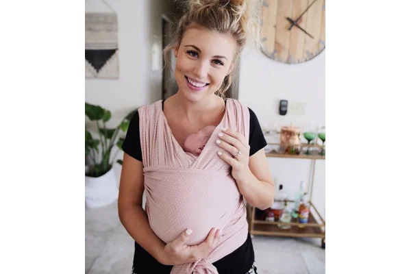 Babywearing: l'arte di portare i bambini in fascia