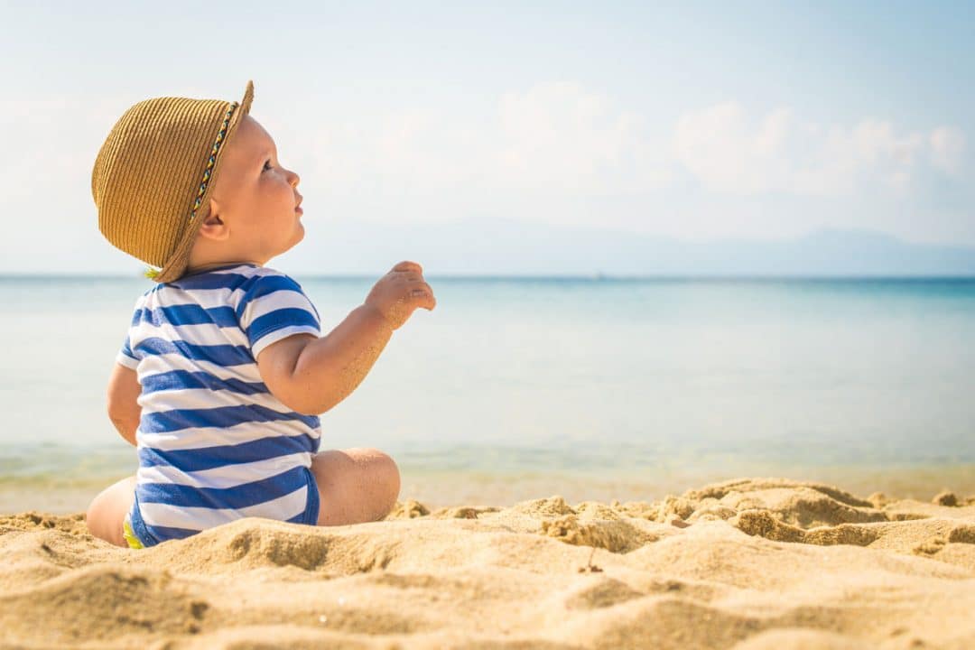 bambini protezione spiaggia mare pelle
